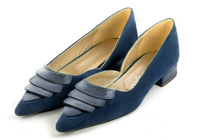 Navy blue women's open arch dress pumps. Pointed toe. Flat flare heels. Front view - Florence KOOIJMAN